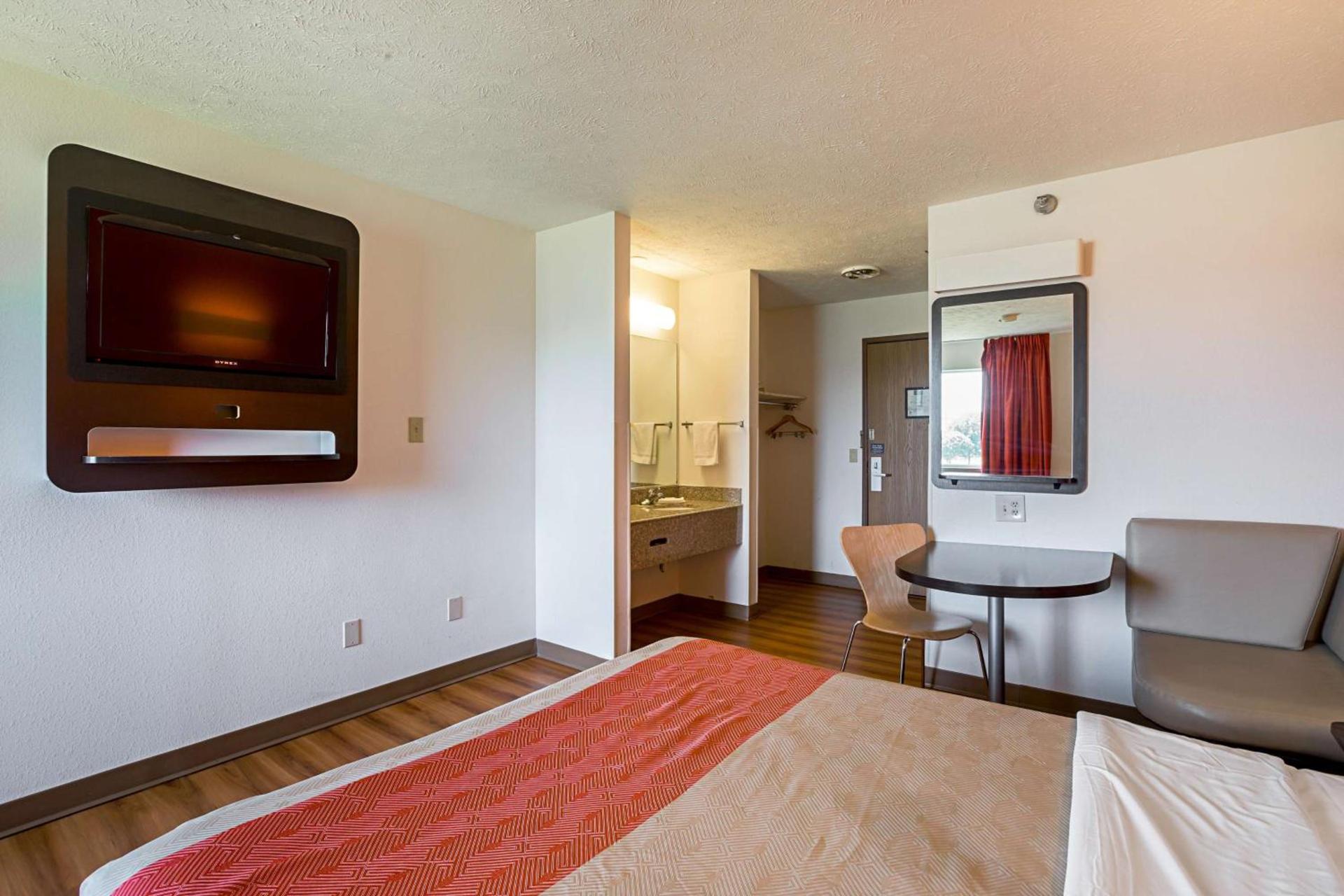 Motel 6 Omaha - IAT West photo 5