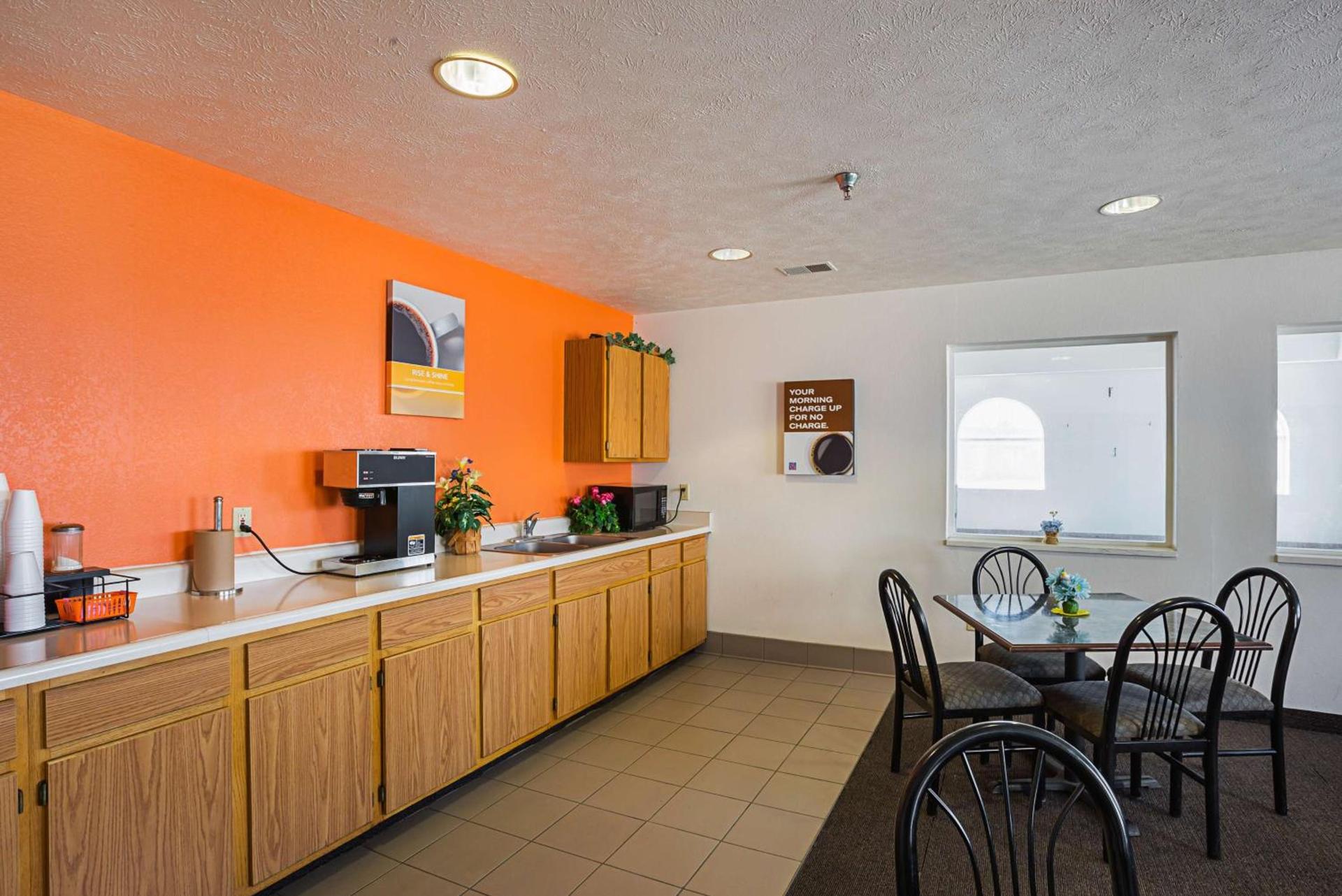 Motel 6 Omaha - IAT West photo 23