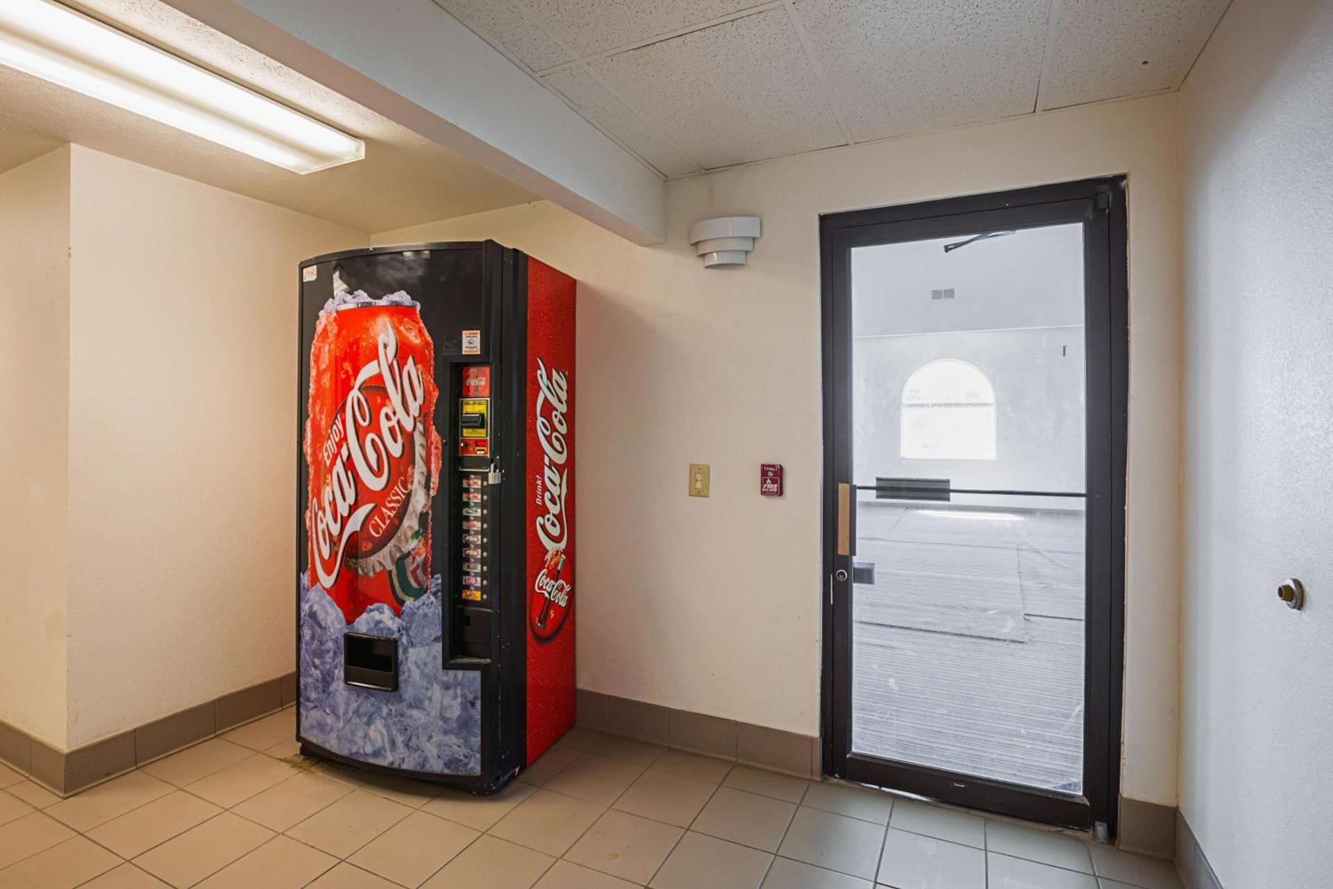 Motel 6 Omaha - IAT West photo 27