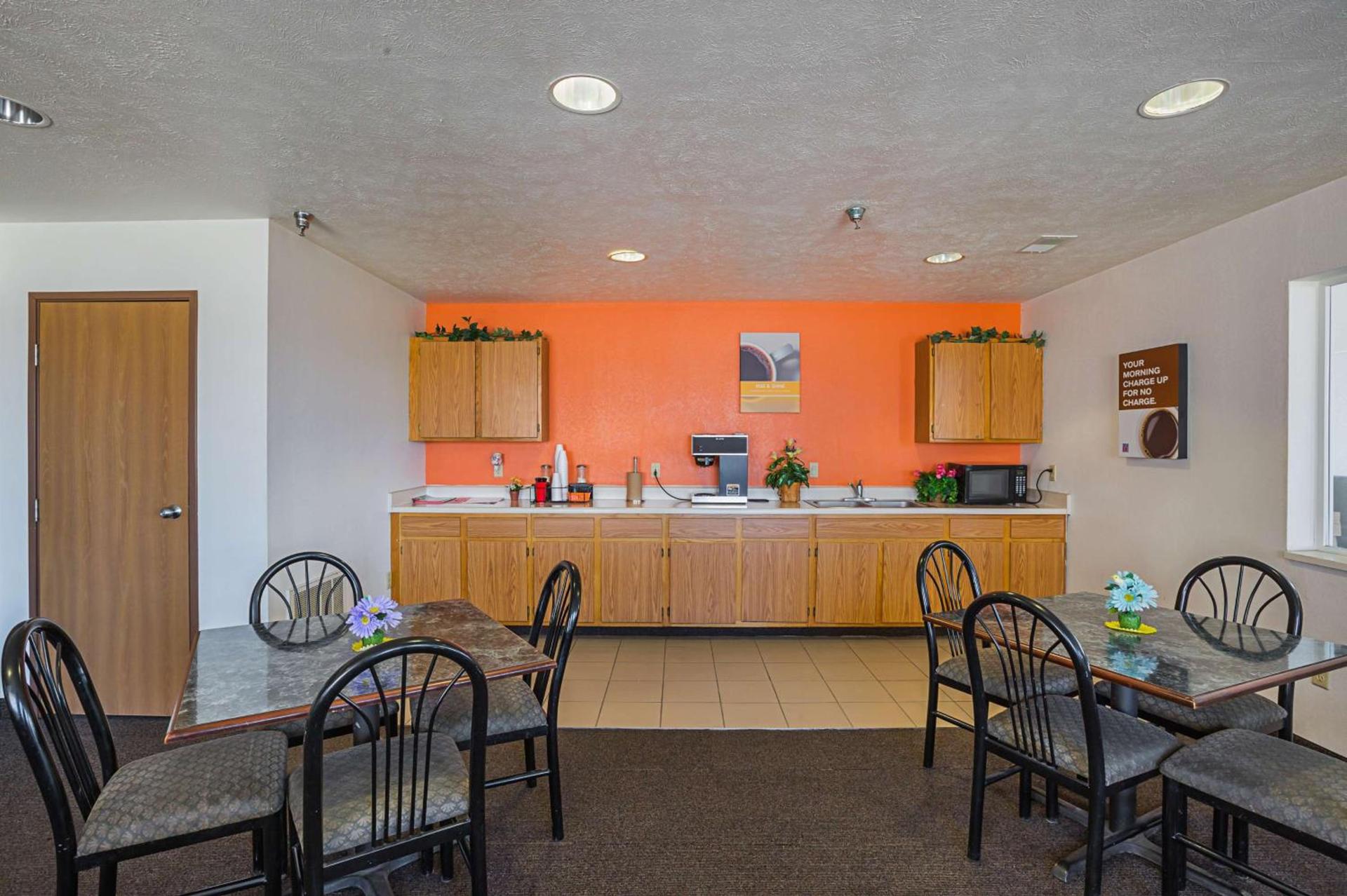 Motel 6 Omaha - IAT West photo 22