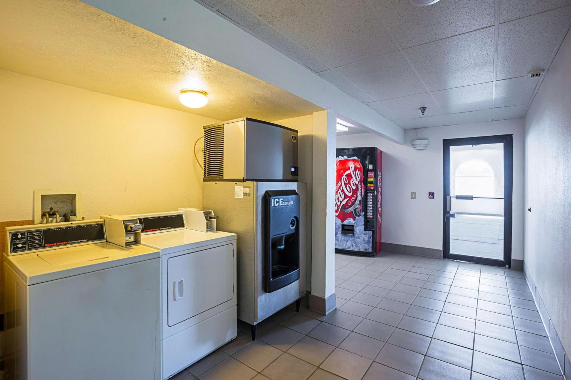 Motel 6 Omaha - IAT West photo 30