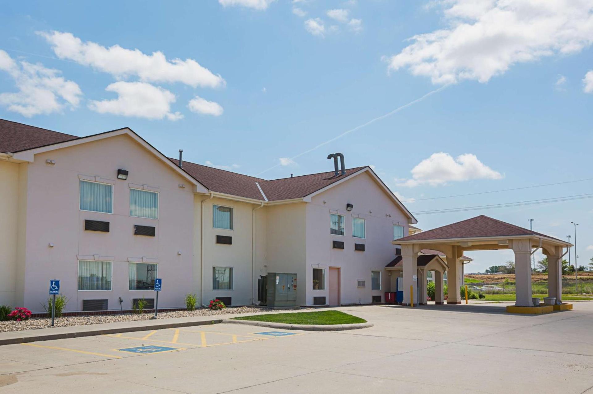 Motel 6 Omaha - IAT West photo 2