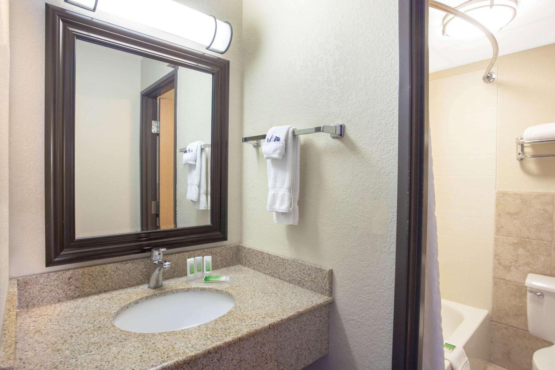 AmericInn by Wyndham Albert Lea photo 10