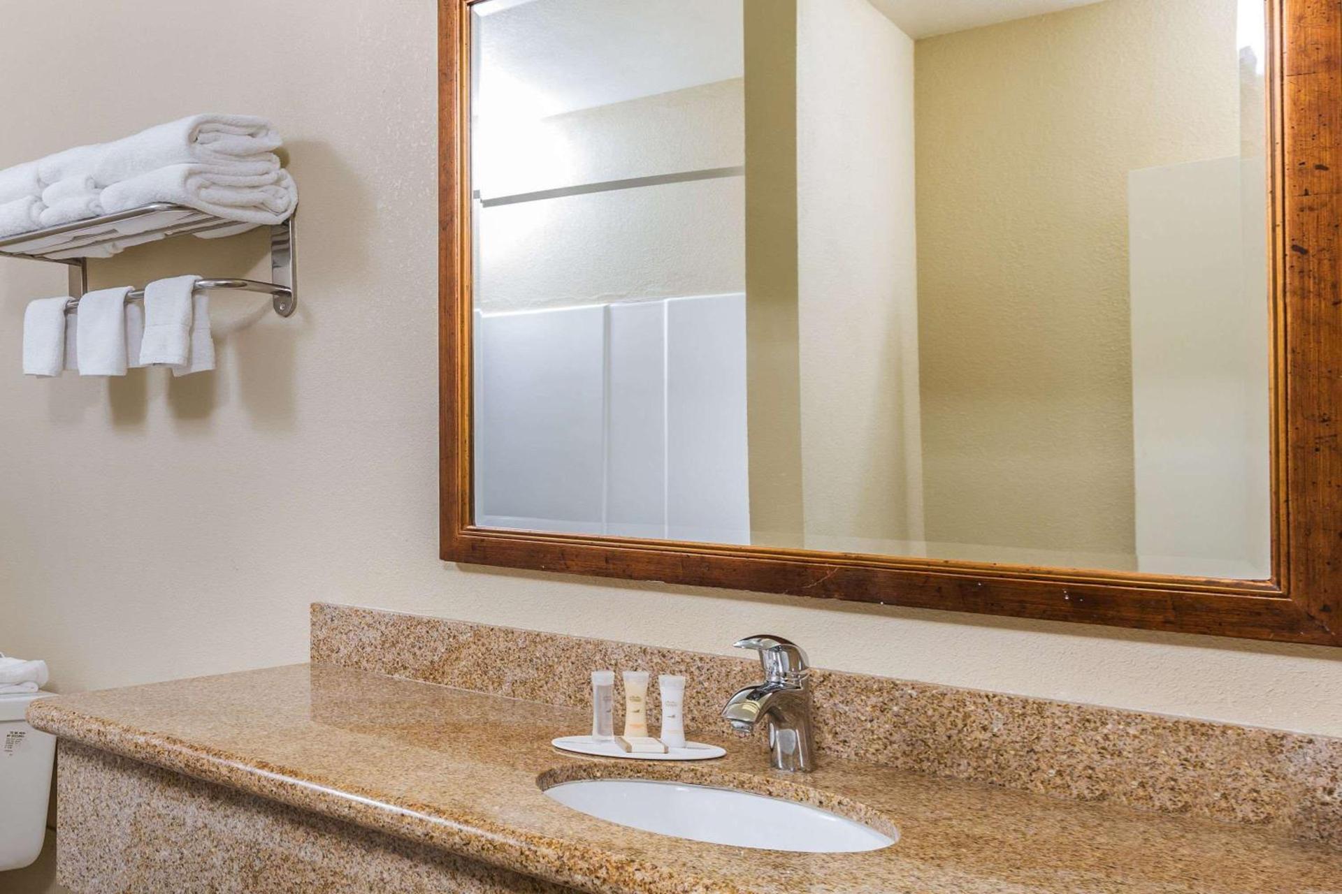 Howard Johnson by Wyndham Santa Cruz photo 4