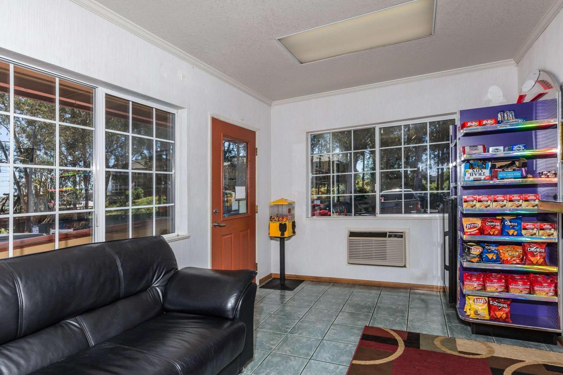 Howard Johnson by Wyndham Santa Cruz photo 2