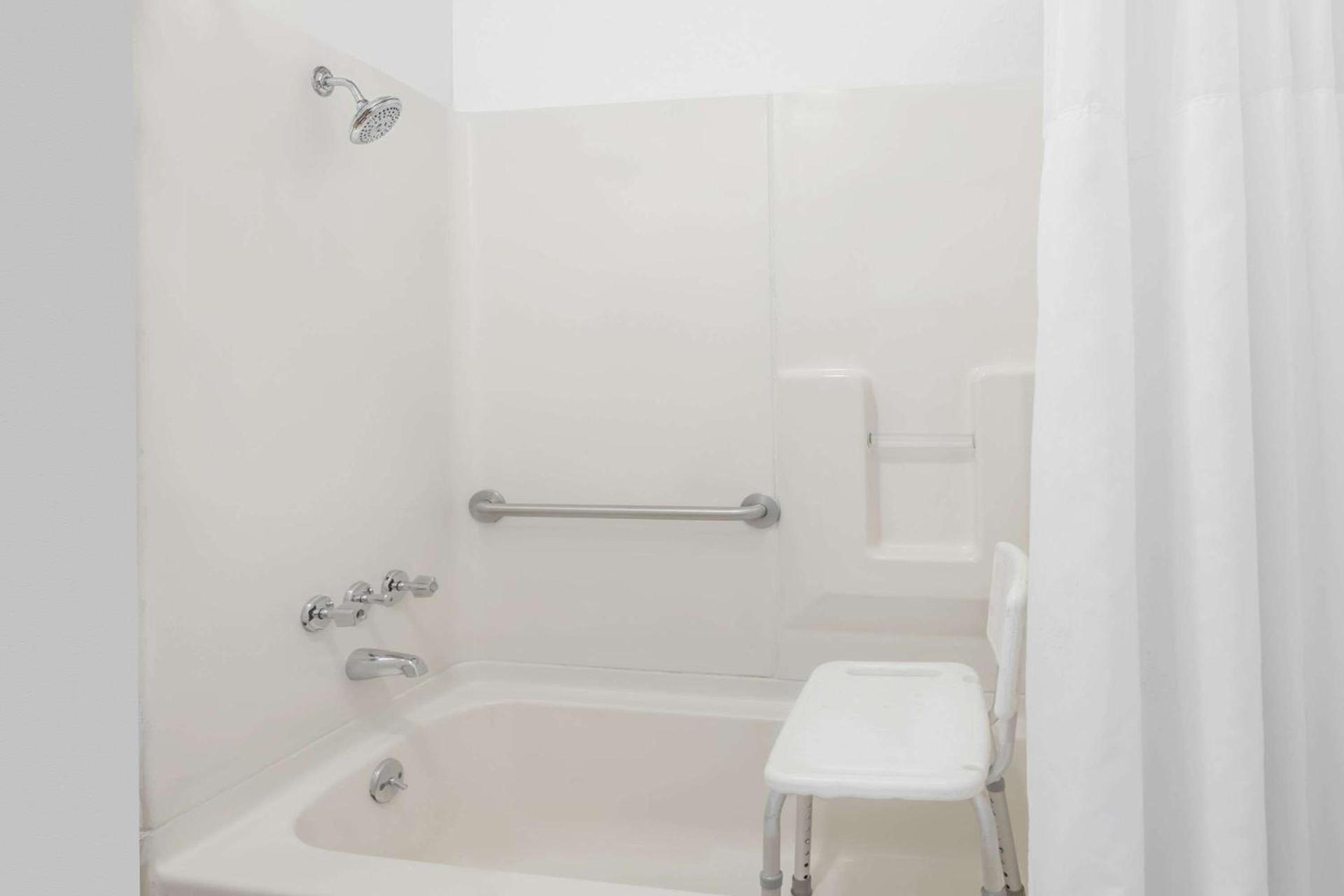 Days Inn by Wyndham Greensboro Airport photo 5