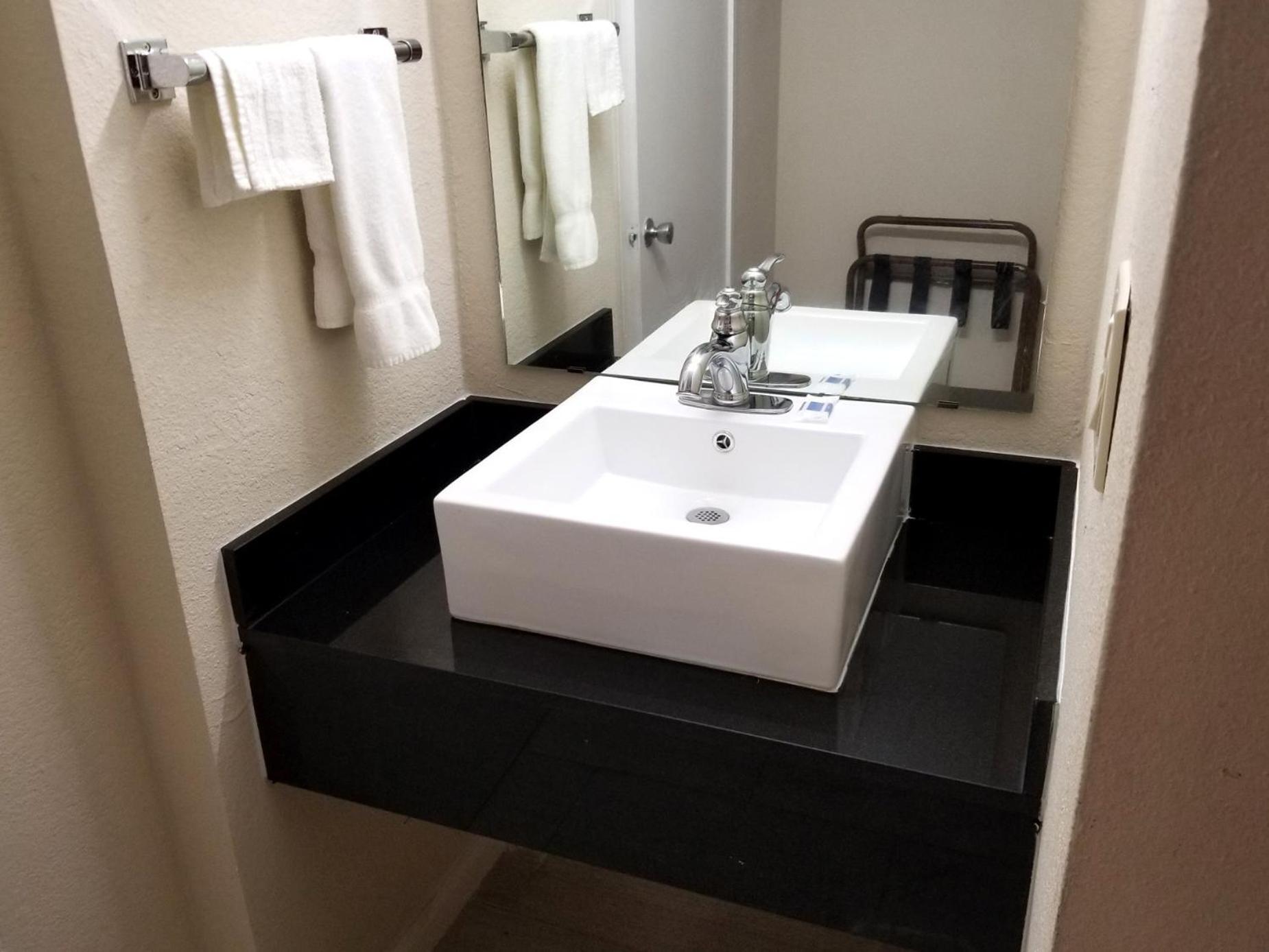 Americas Best Value Inn Marshall photo 3