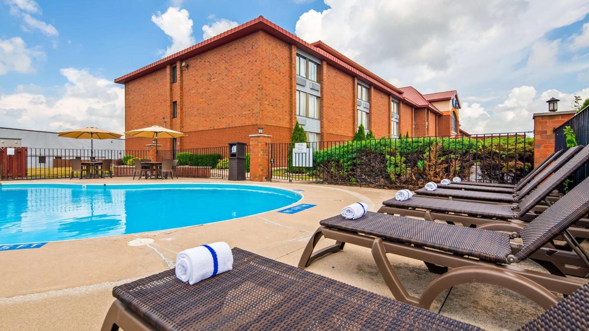 Best Western Luxbury Inn Fort Wayne photo 2