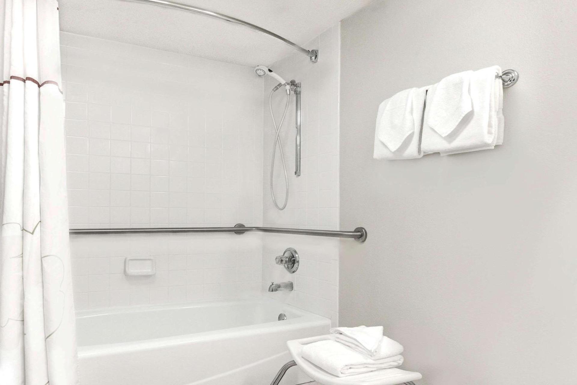 Value Suites Extended Stay - Arlington photo 3
