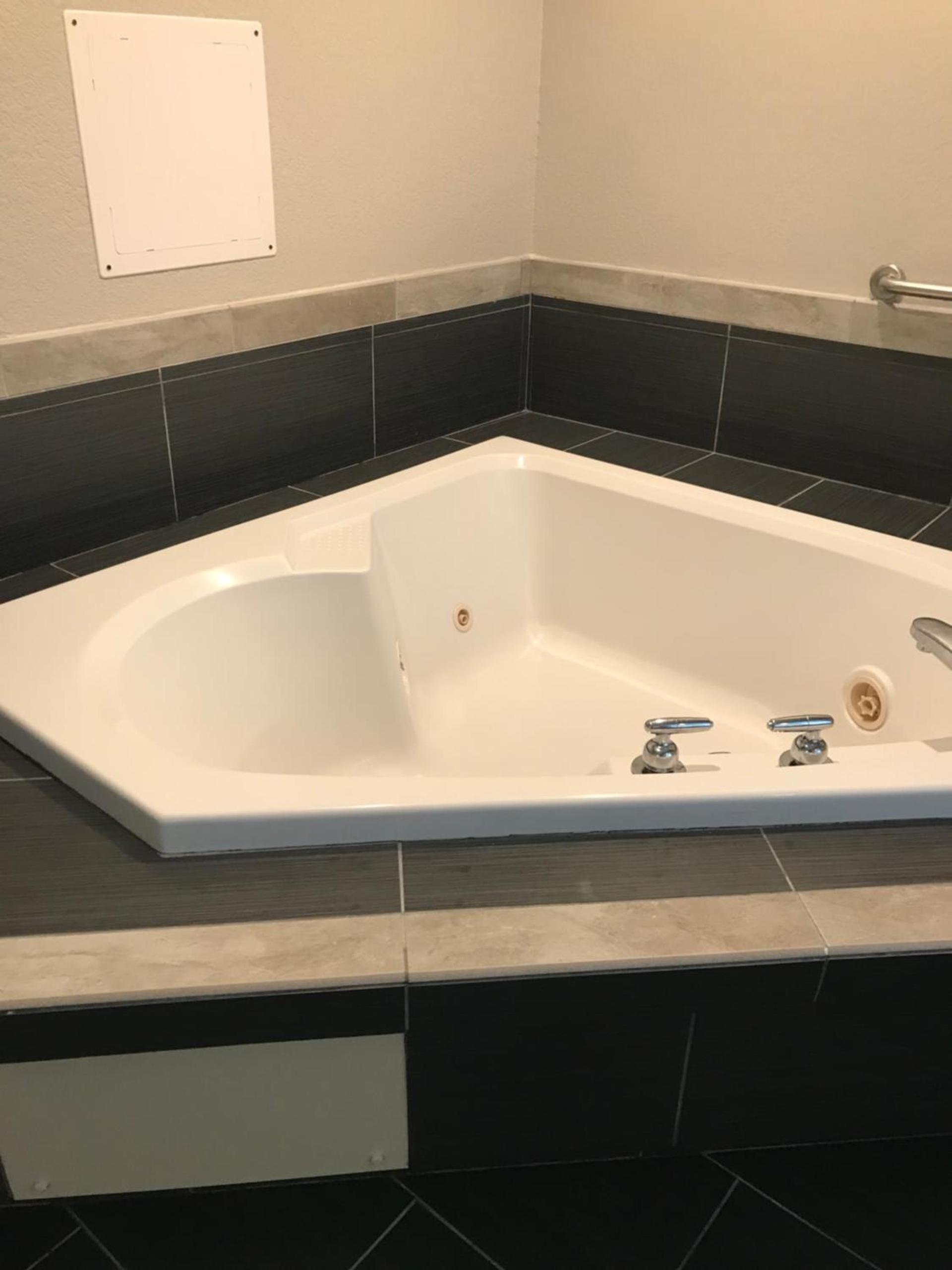 Microtel Inn & Suites Urbandale photo 7