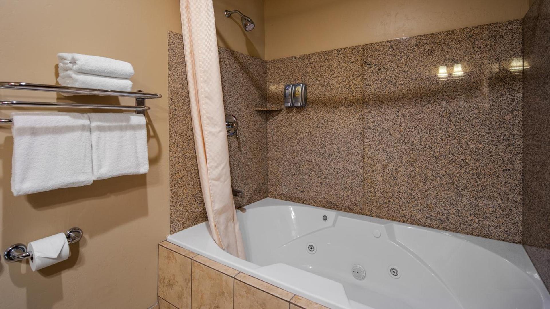 Crandon Inn & Suites photo 3