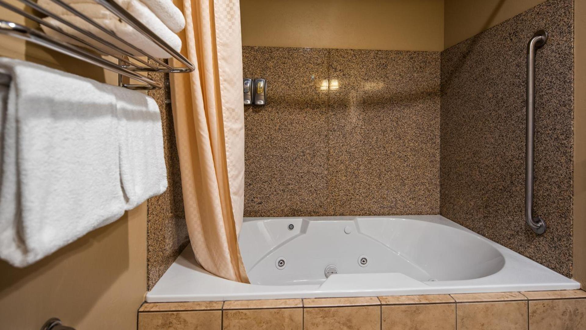 Crandon Inn & Suites photo 6