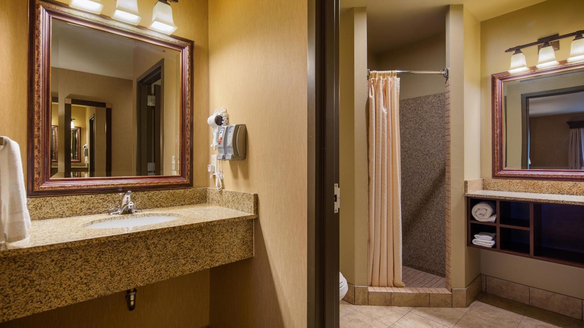 Crandon Inn & Suites photo 11