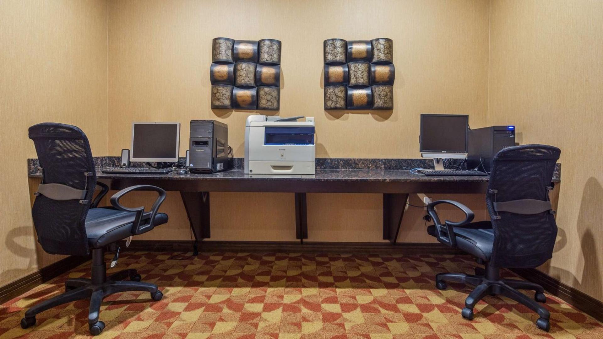 Crandon Inn & Suites photo 25