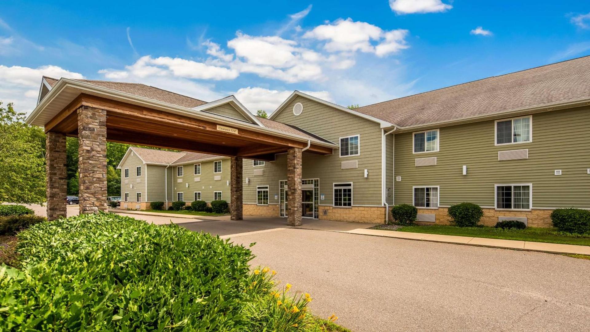 Crandon Inn & Suites photo 1