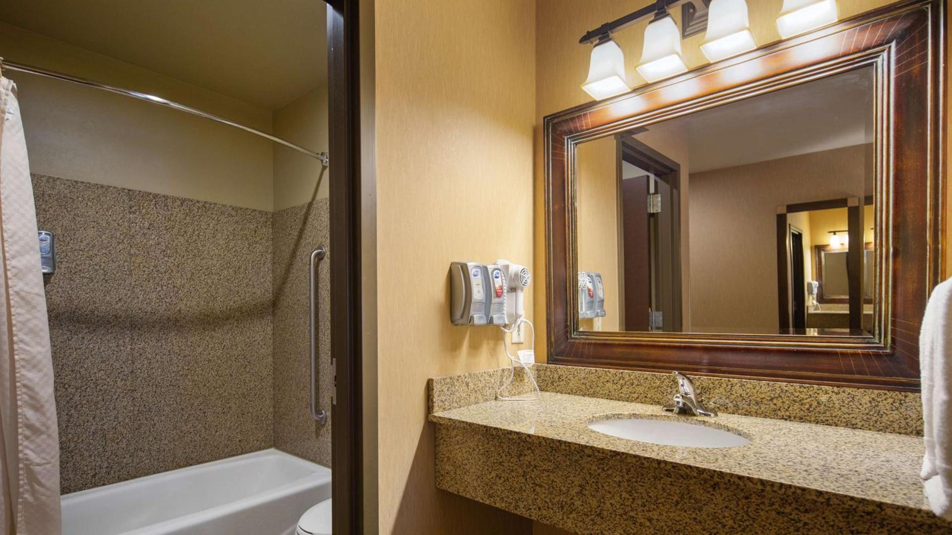Crandon Inn & Suites photo 17