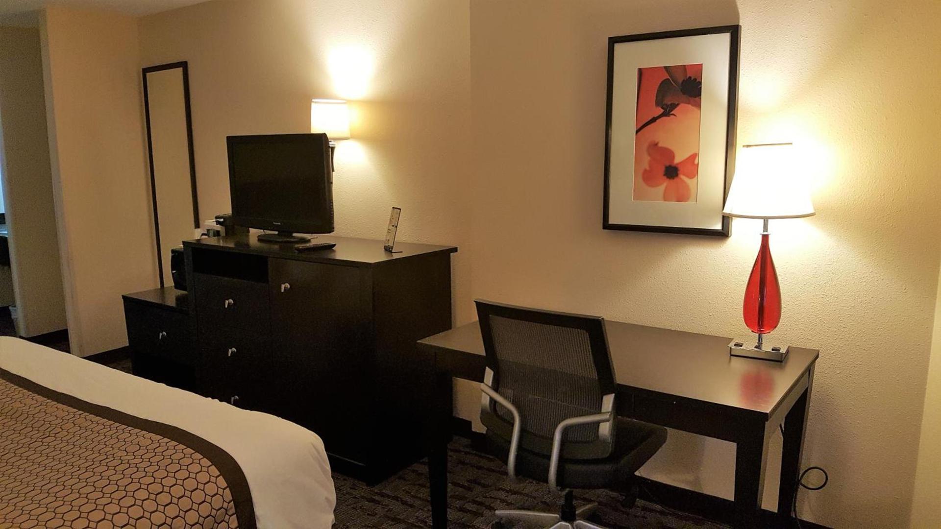Baymont by Wyndham Belleville Airport Area Free Airport Shuttle photo 15