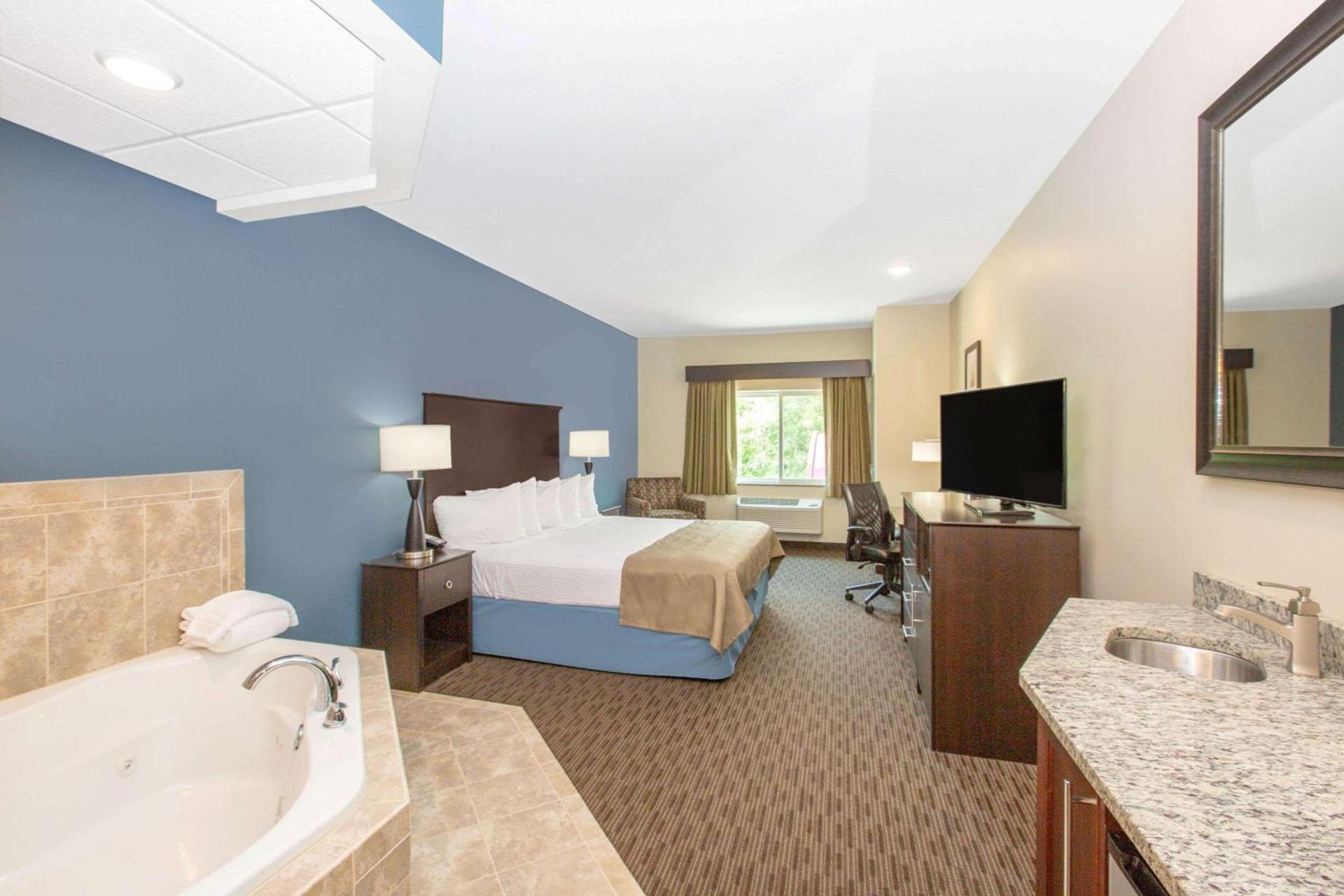 AmericInn by Wyndham Humboldt photo 10