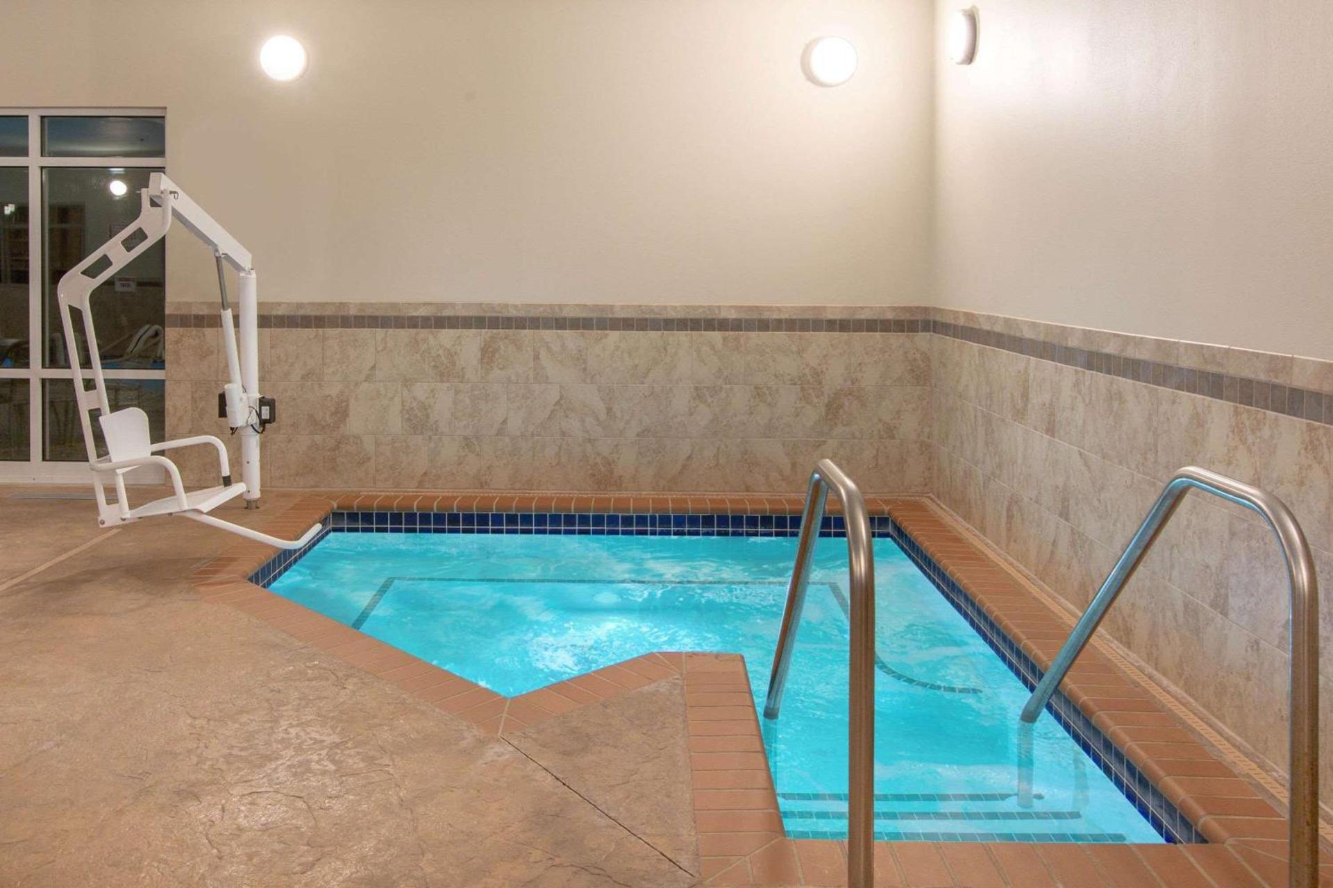 AmericInn by Wyndham Humboldt photo 8