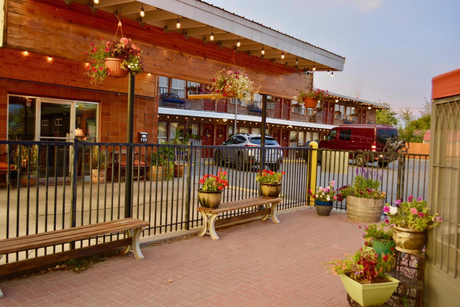 Lariat Motel photo 30