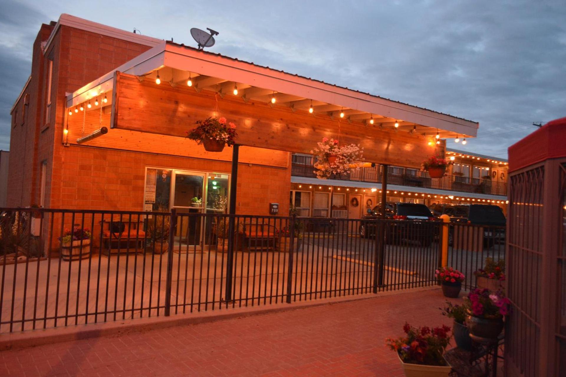 Lariat Motel photo 26