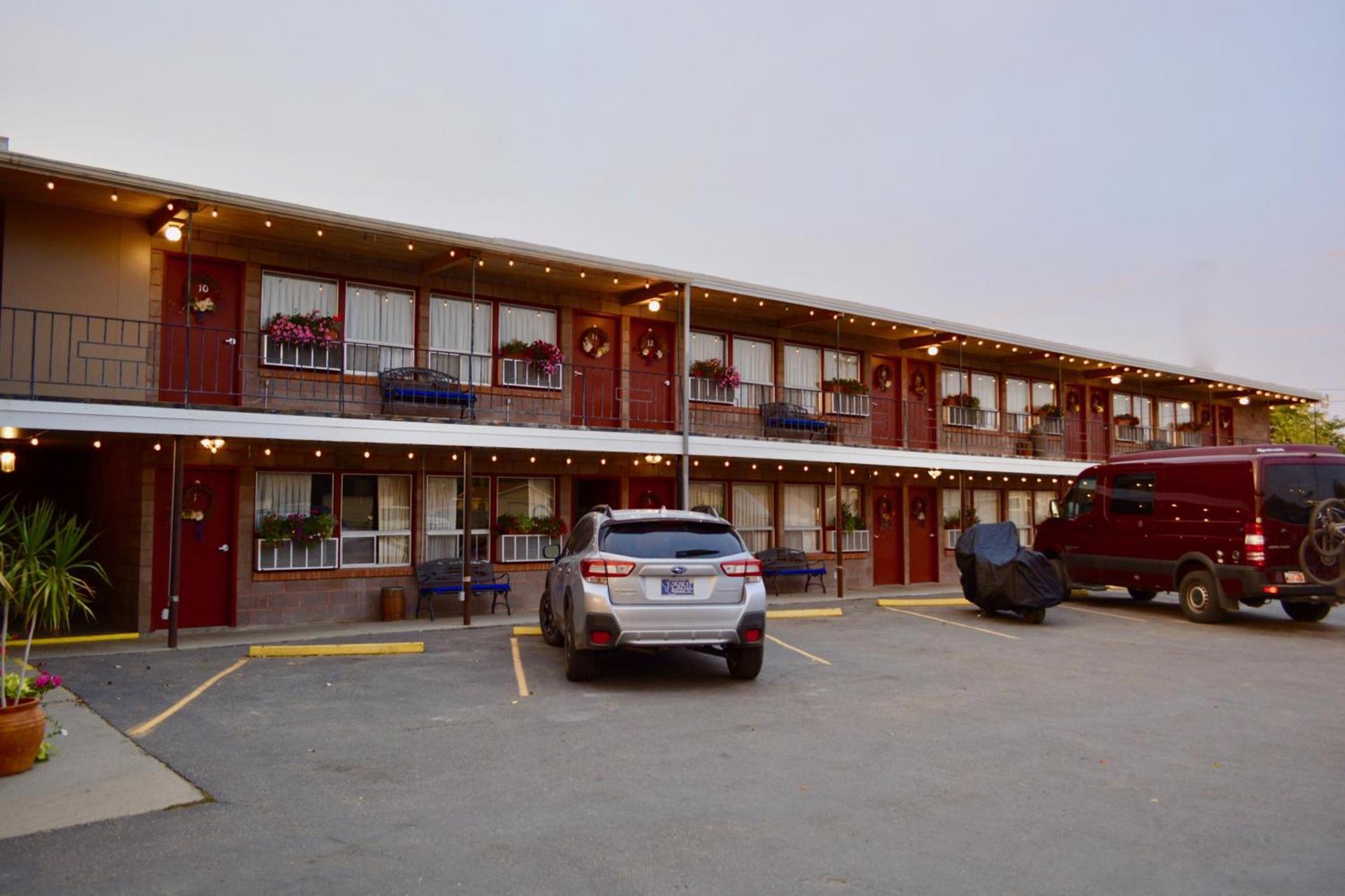 Lariat Motel photo 22