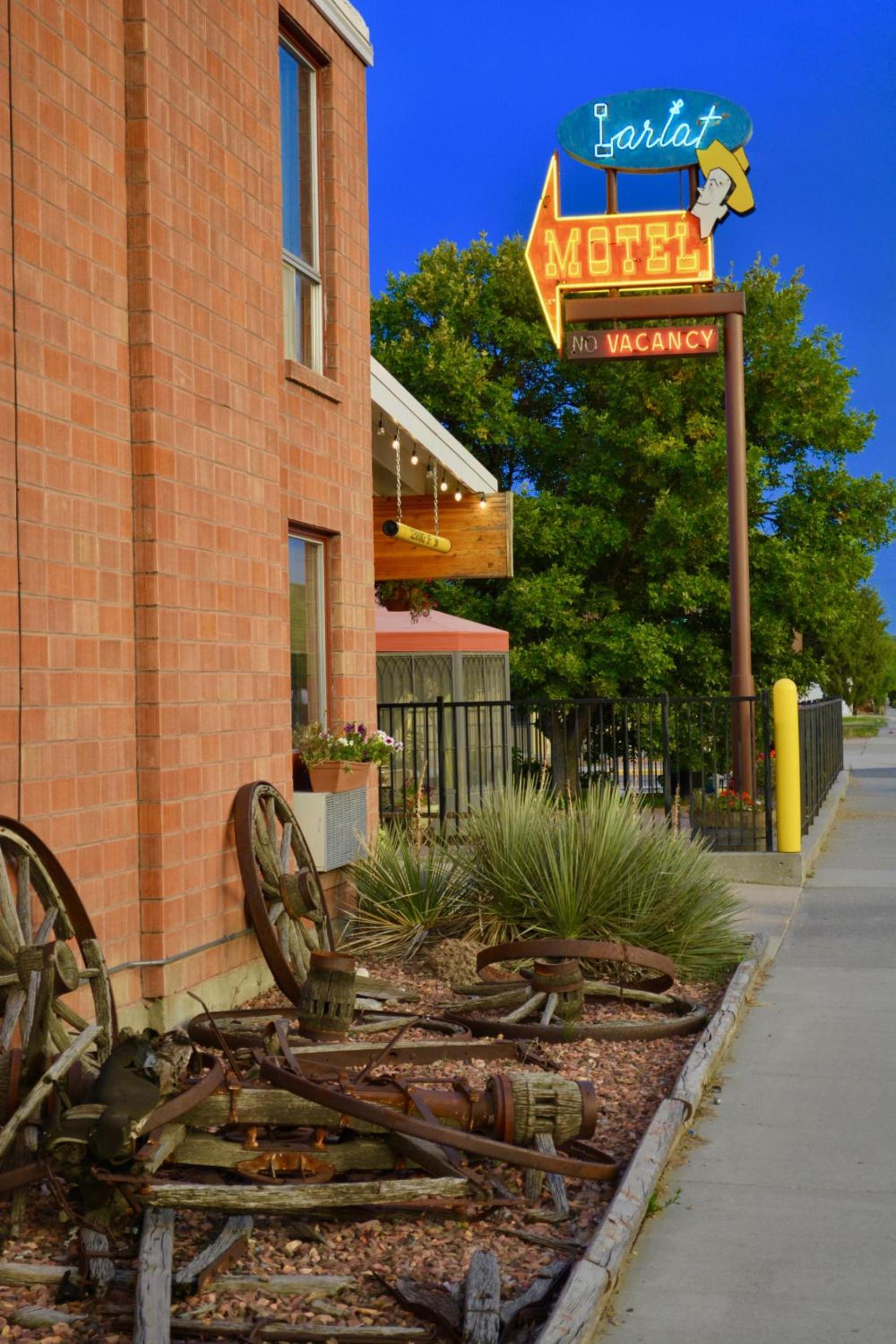 Lariat Motel photo 19