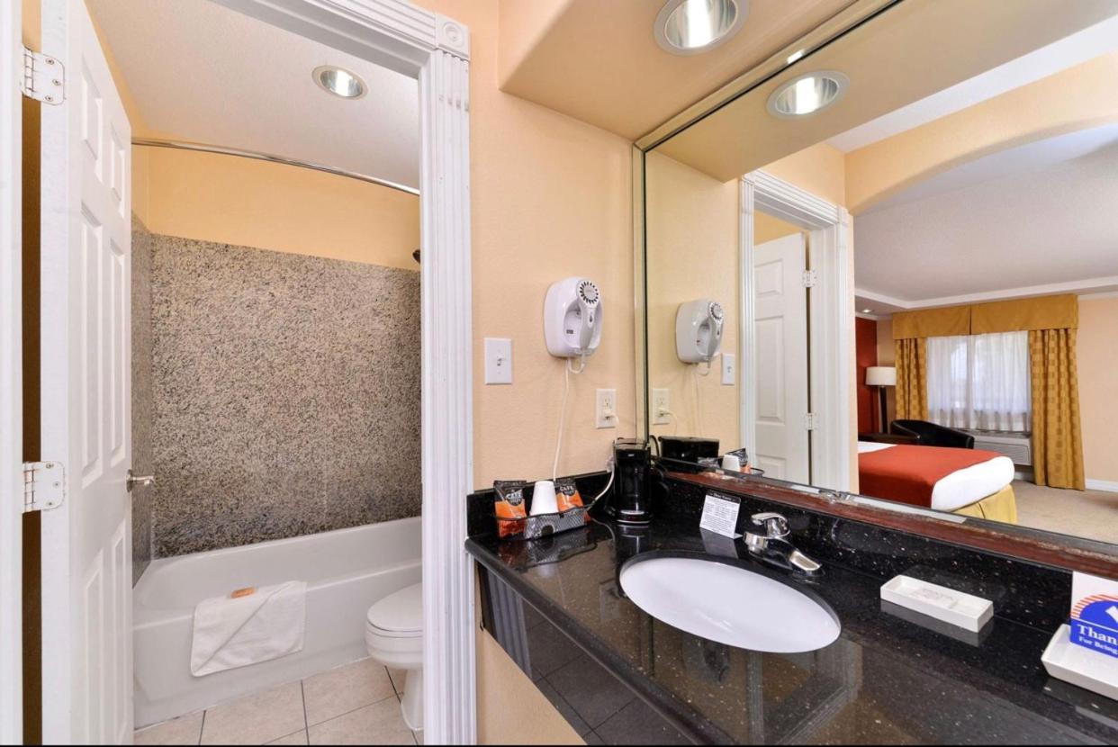 Americas Best Value Inn Angleton photo 17
