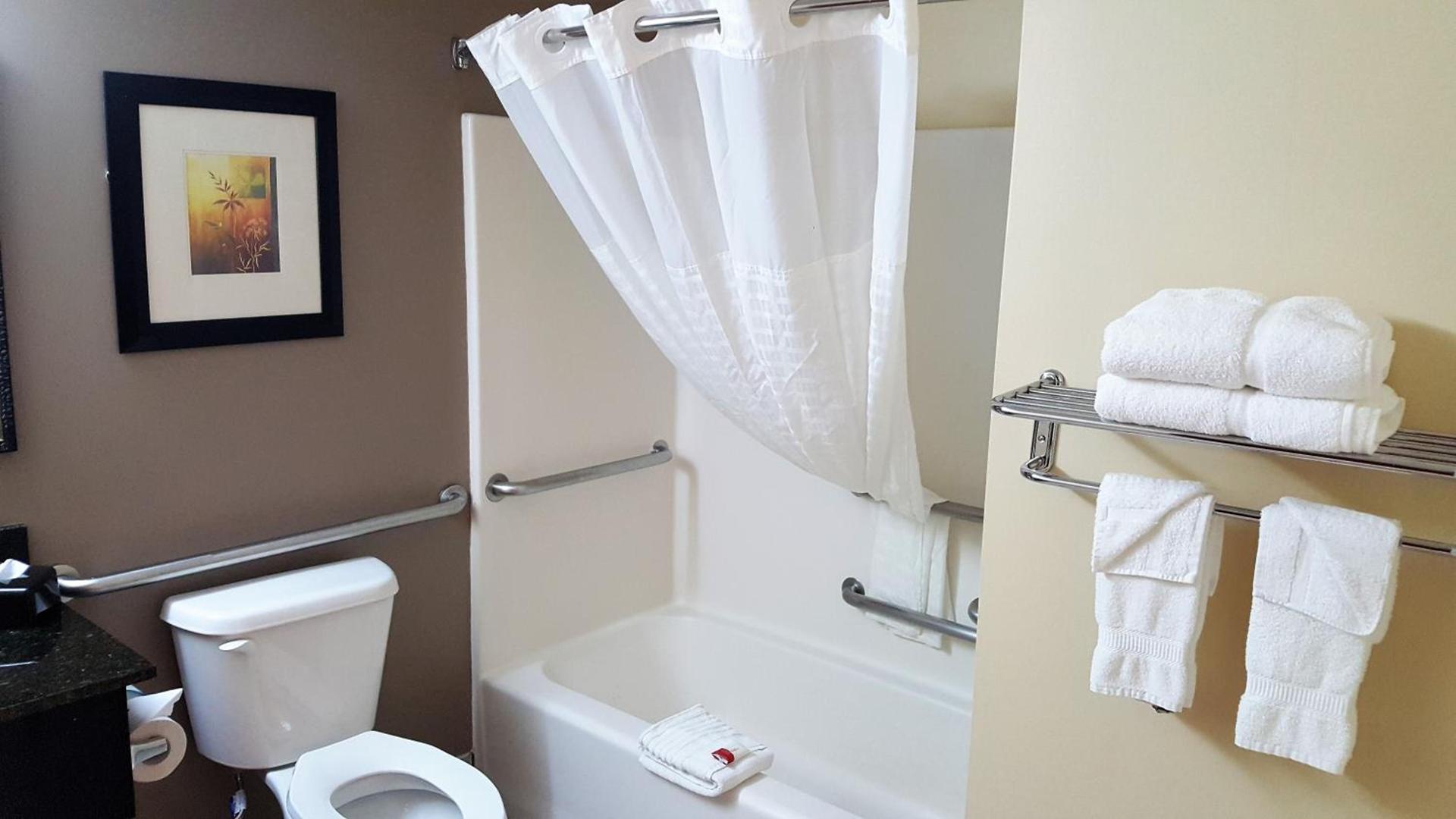 Baymont by Wyndham Belleville Airport Area Free Airport Shuttle photo 21