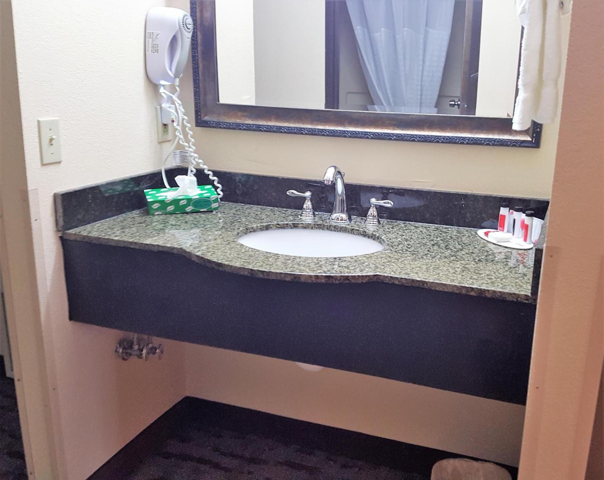 Baymont by Wyndham Belleville Airport Area Free Airport Shuttle photo 26