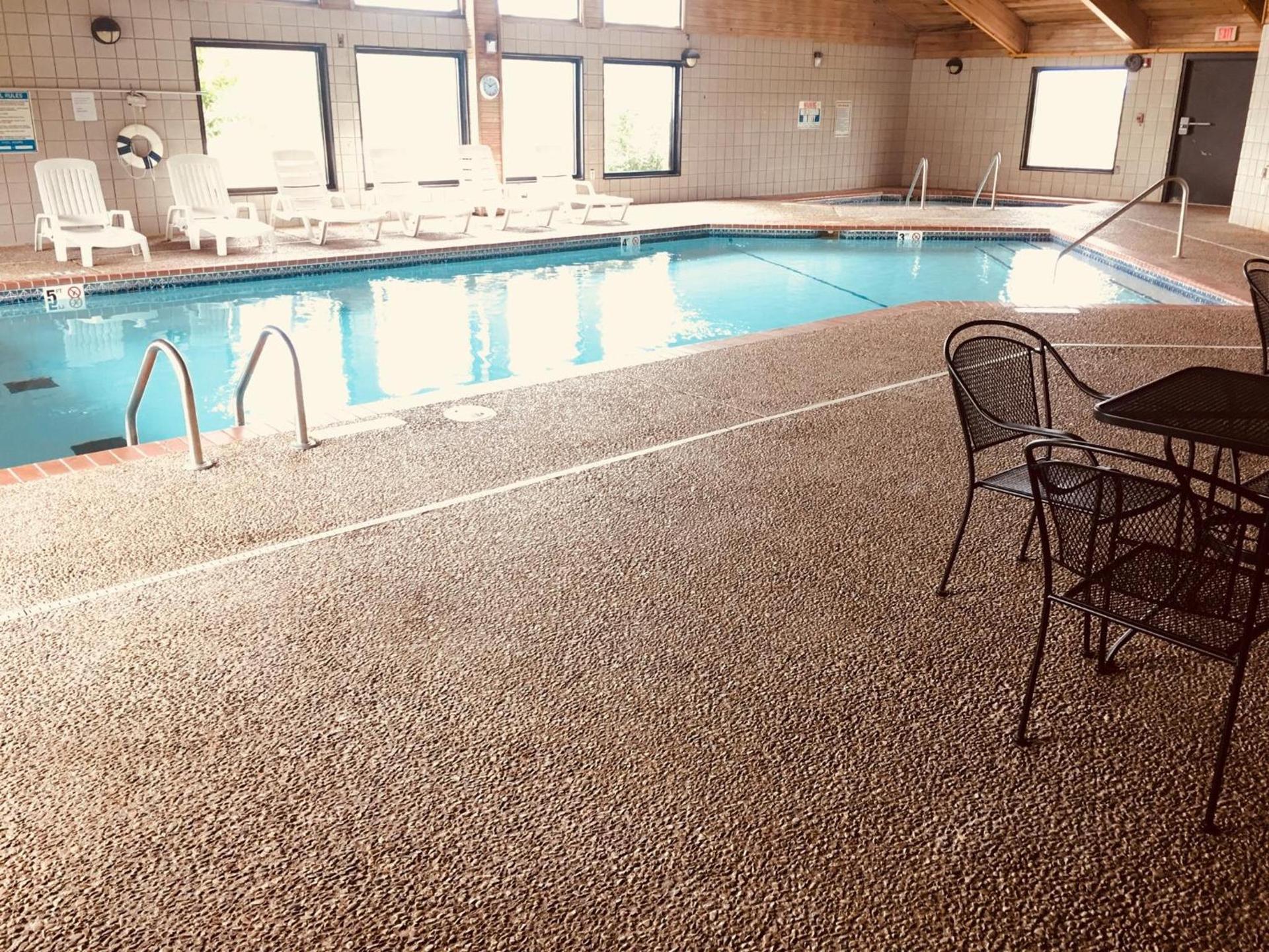 Regency Inn and Suites photo 17