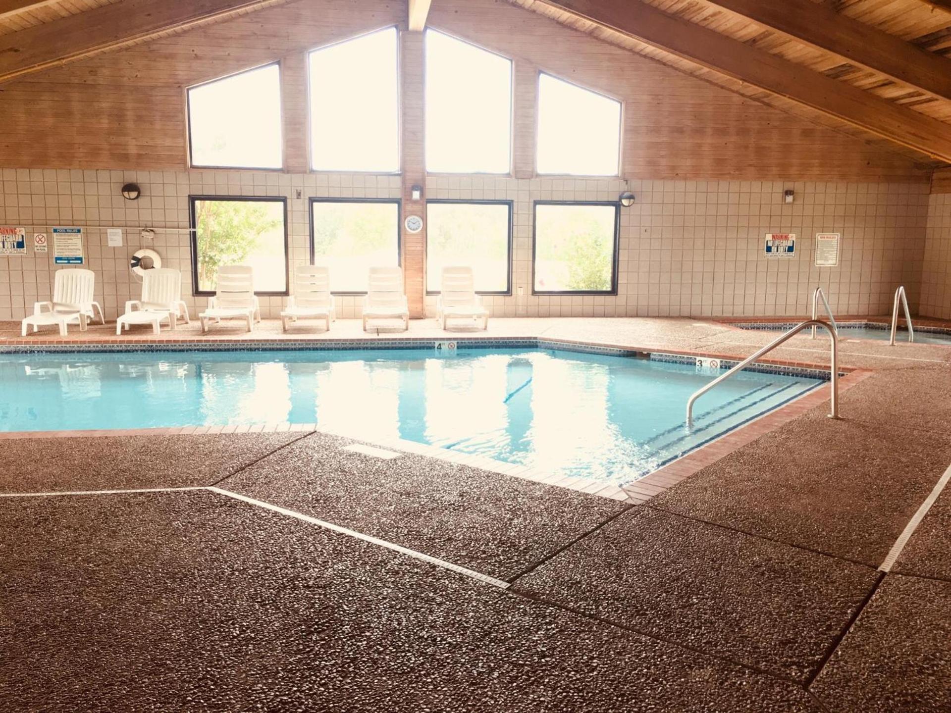 Regency Inn and Suites photo 15