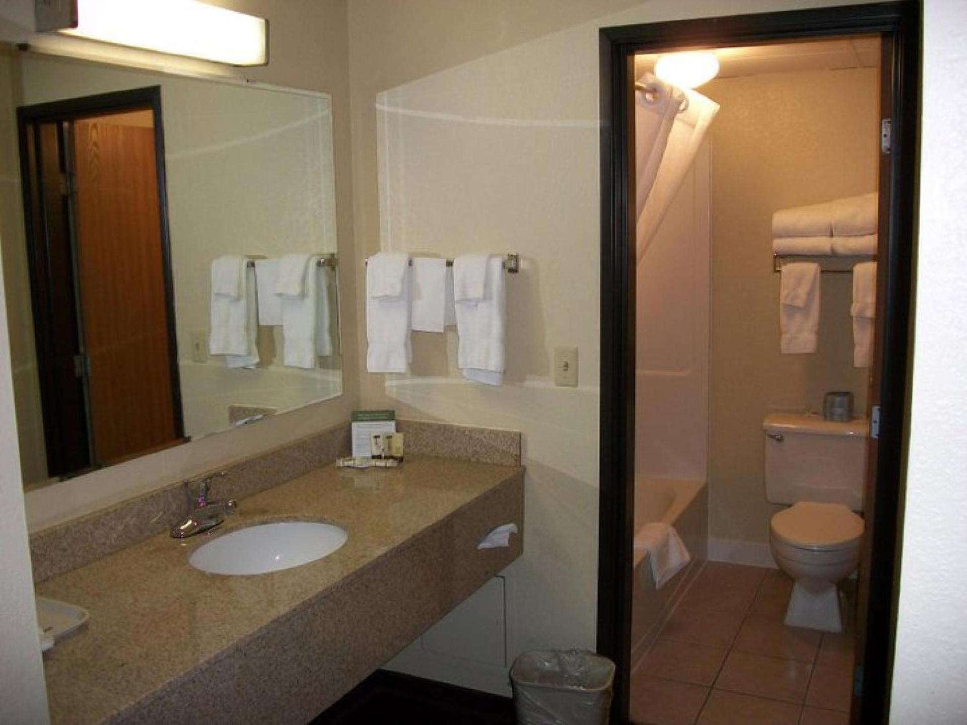 AmericInn by Wyndham Fargo West Acres photo 51