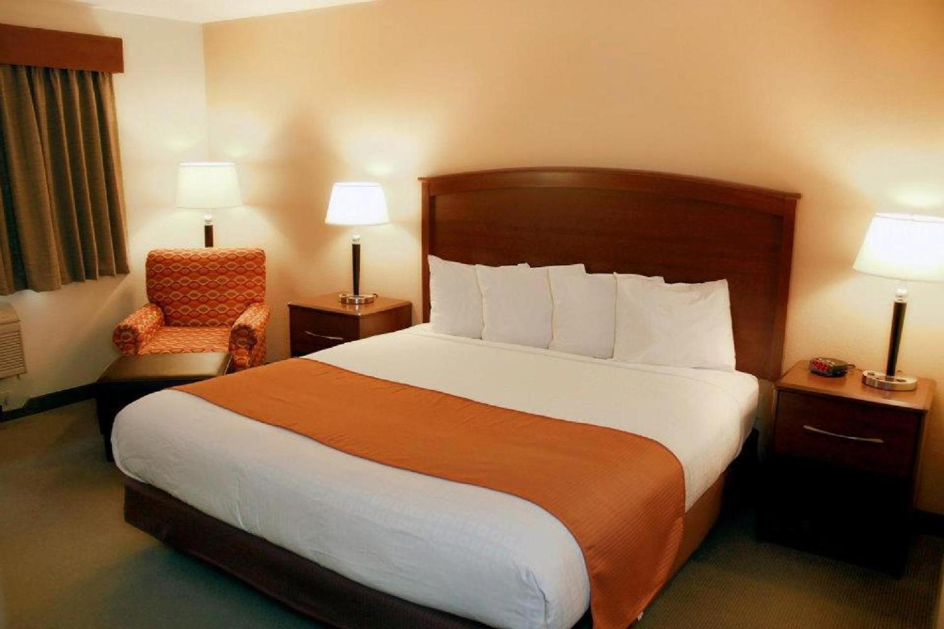 AmericInn by Wyndham Fargo West Acres photo 49