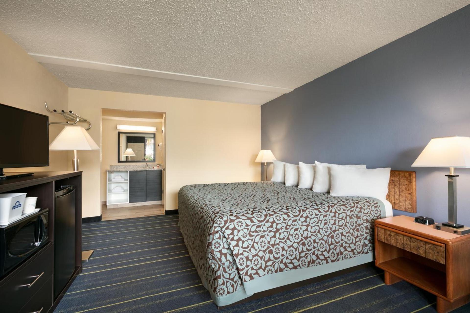 Days Inn by Wyndham Clearwater/Central photo 17