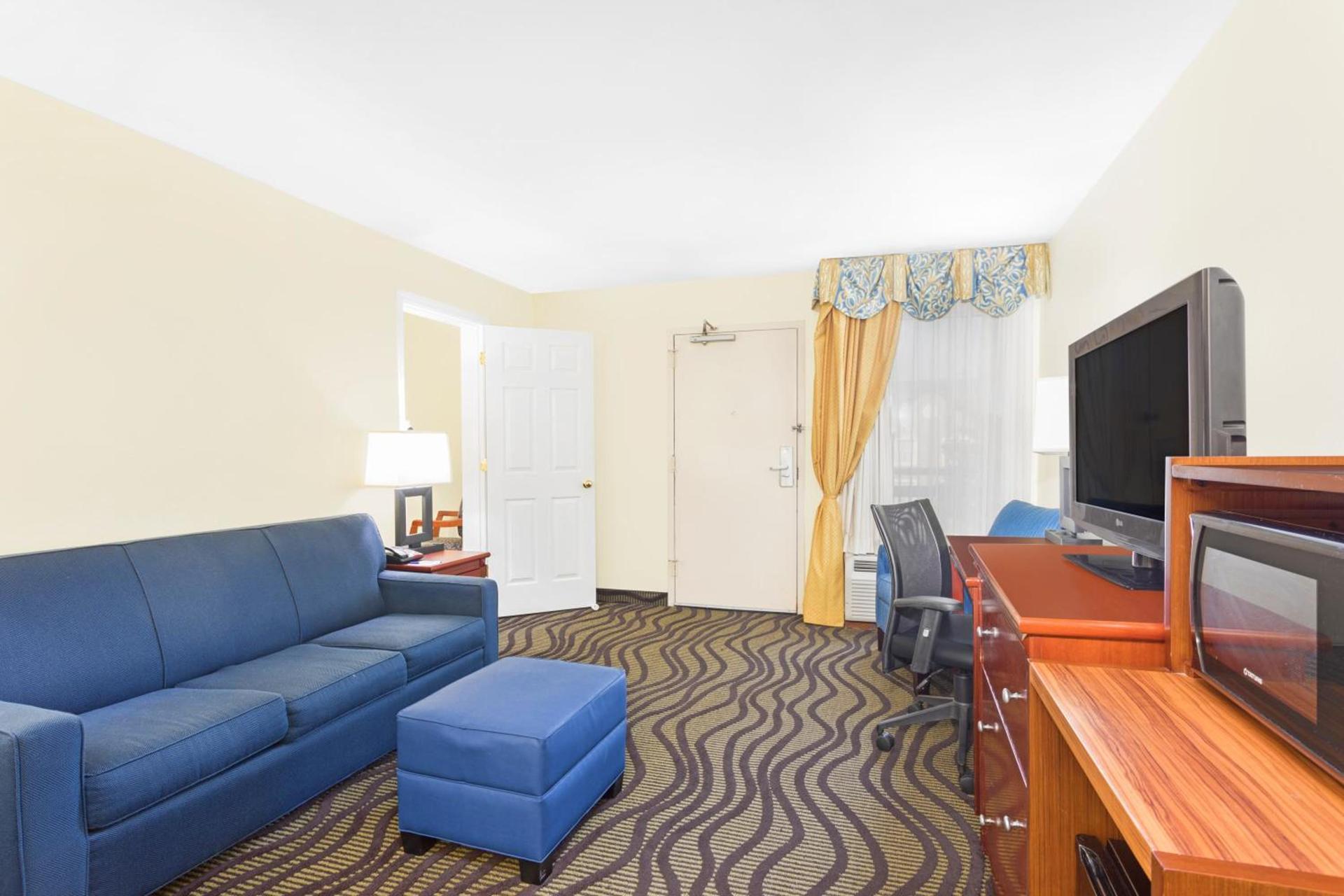 Baymont by Wyndham Savannah Midtown photo 31