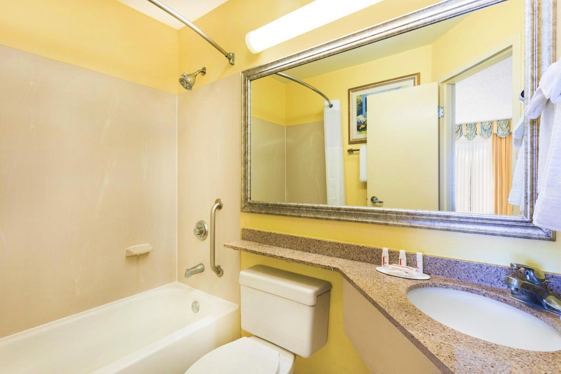 Baymont by Wyndham Savannah Midtown photo 36