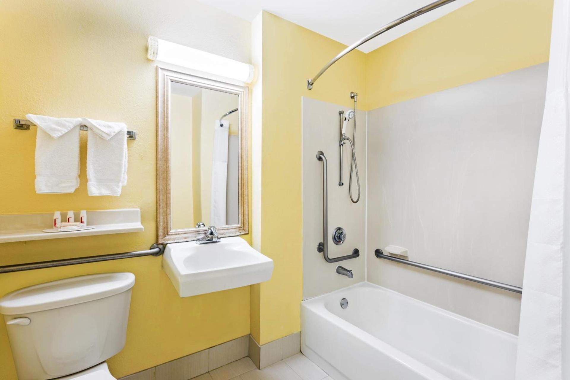 Baymont by Wyndham Savannah Midtown photo 37