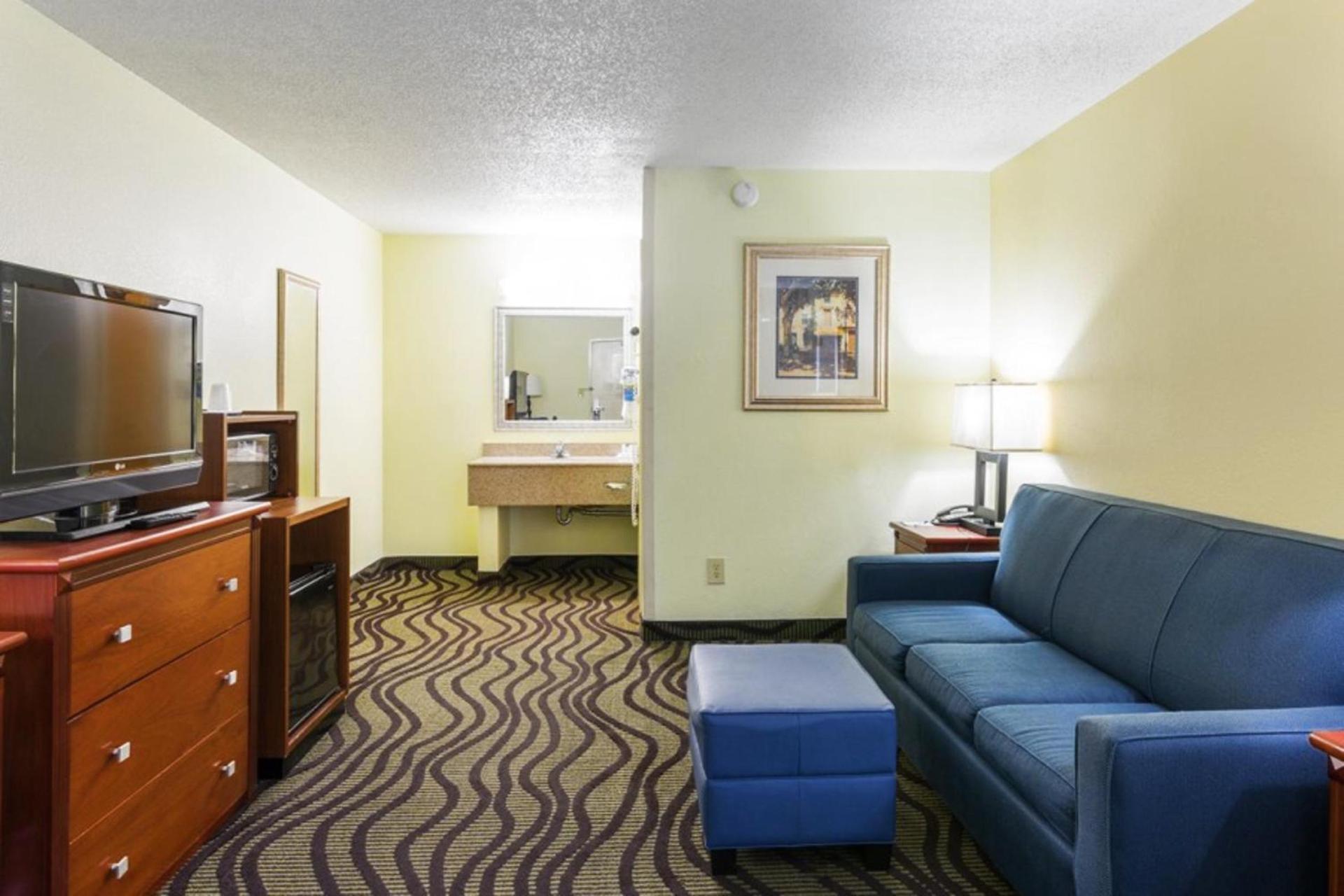 Baymont by Wyndham Savannah Midtown photo 39