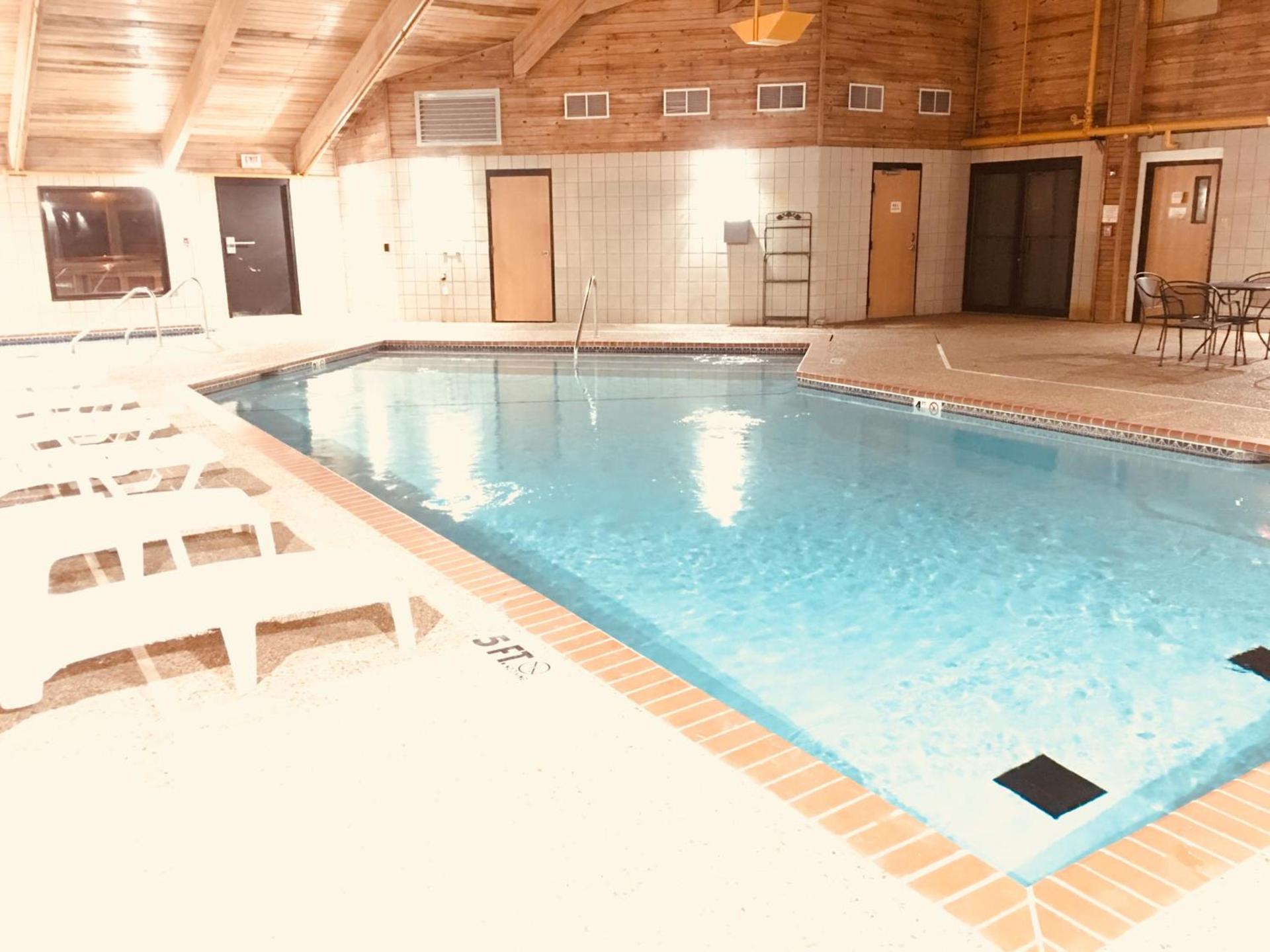 Regency Inn and Suites photo 8