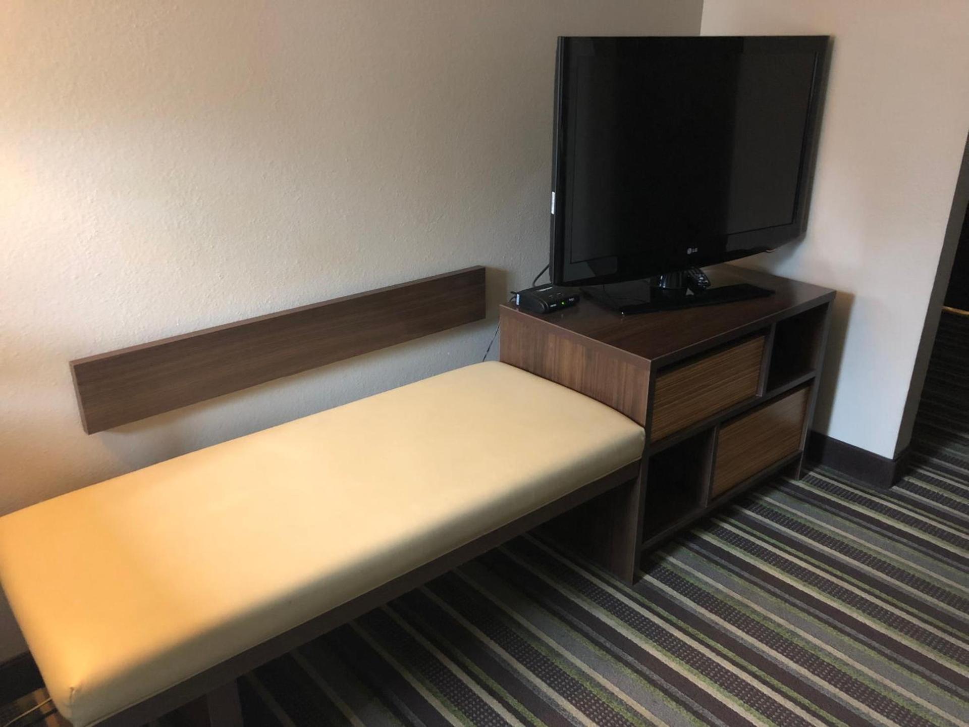 Super 8 by Wyndham Pocatello photo 11