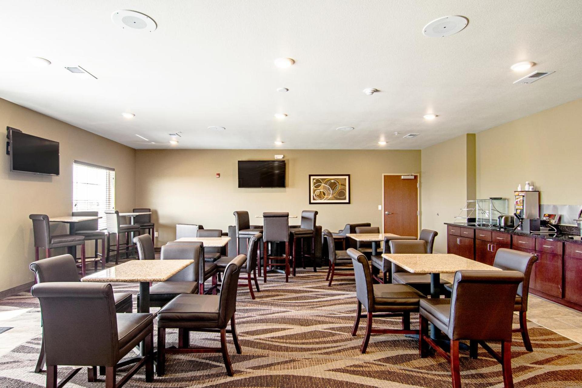 Cobblestone Hotel & Suites - Paxton photo 4