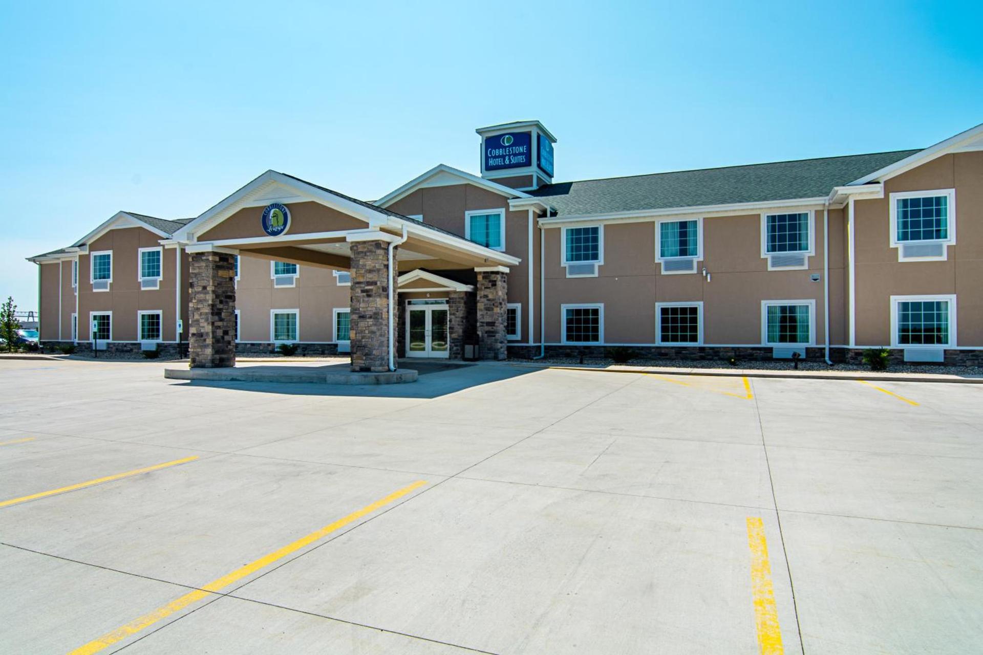 Cobblestone Hotel & Suites - Paxton photo 1