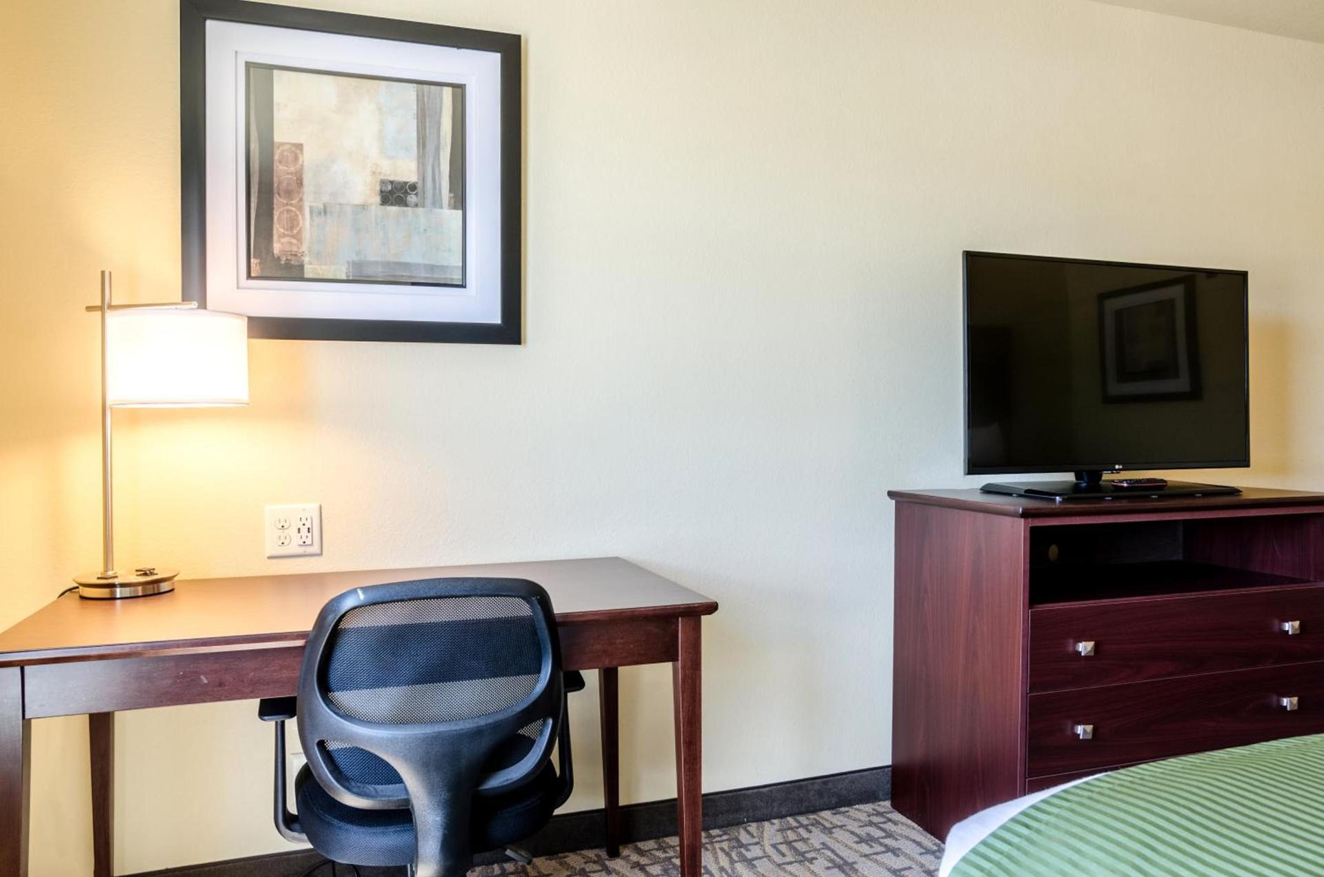 Cobblestone Hotel & Suites - Paxton photo 7