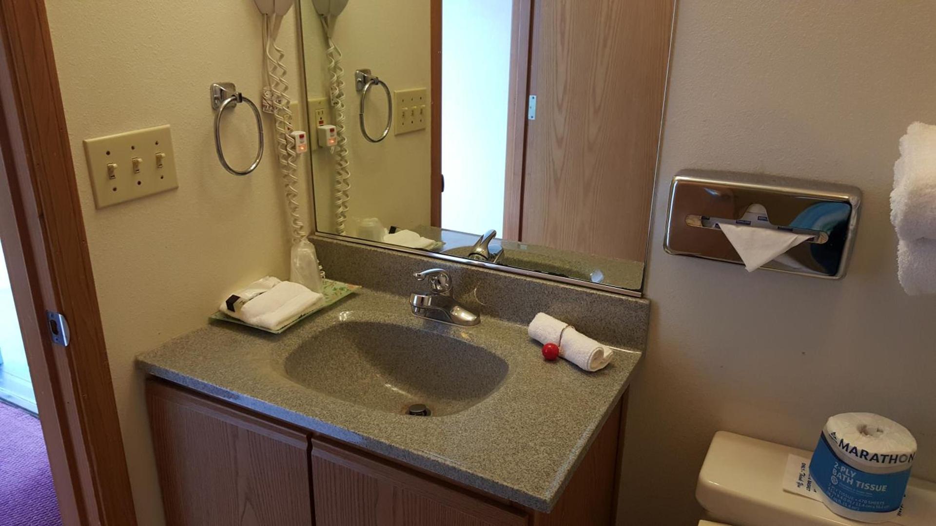 Hillcrest Inn photo 24