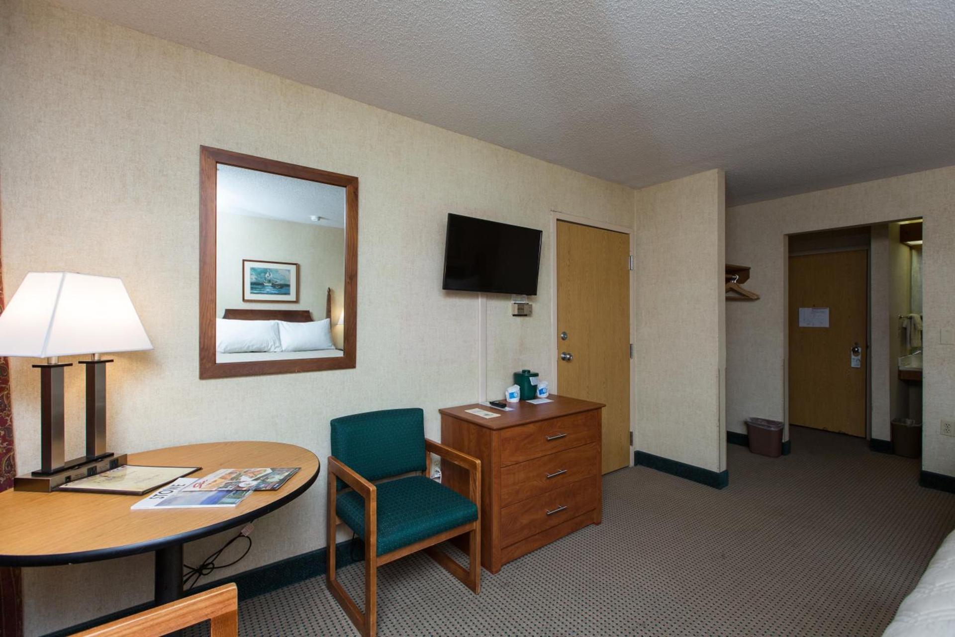 Commodores Inn photo 42