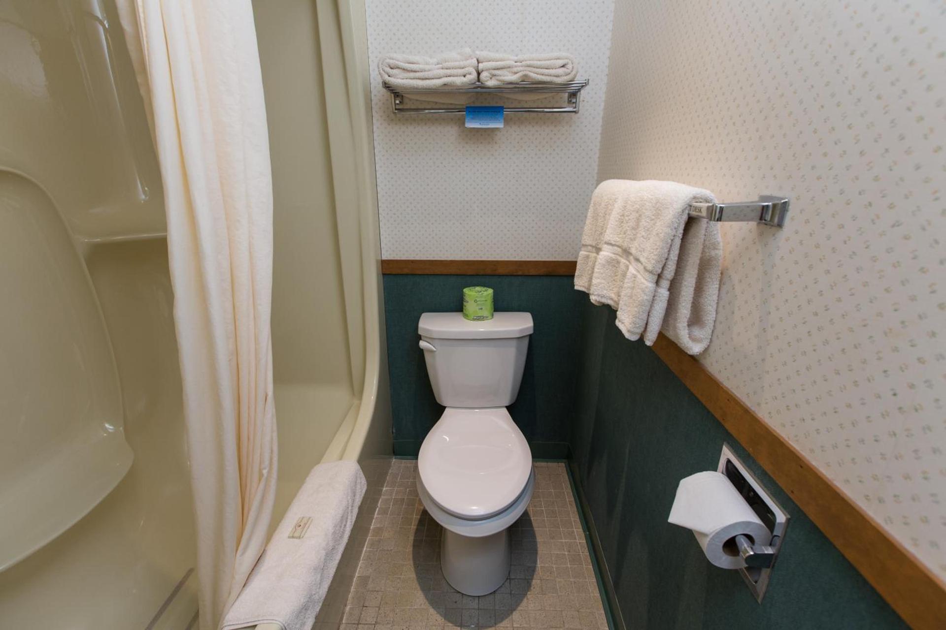 Commodores Inn photo 44
