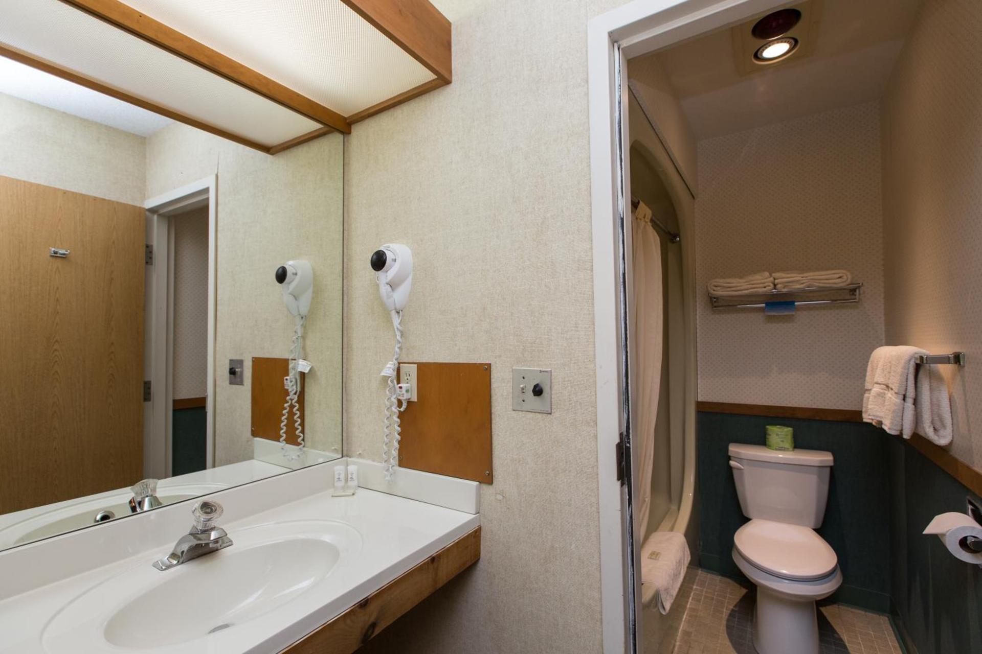 Commodores Inn photo 45