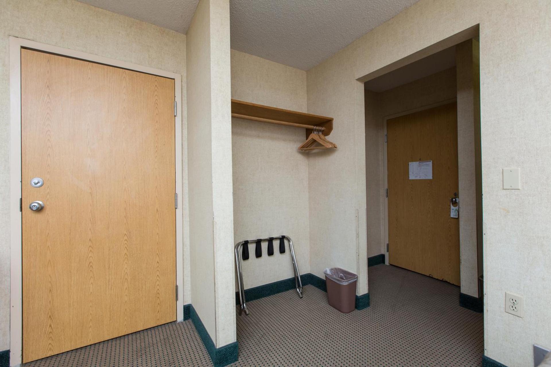Commodores Inn photo 47