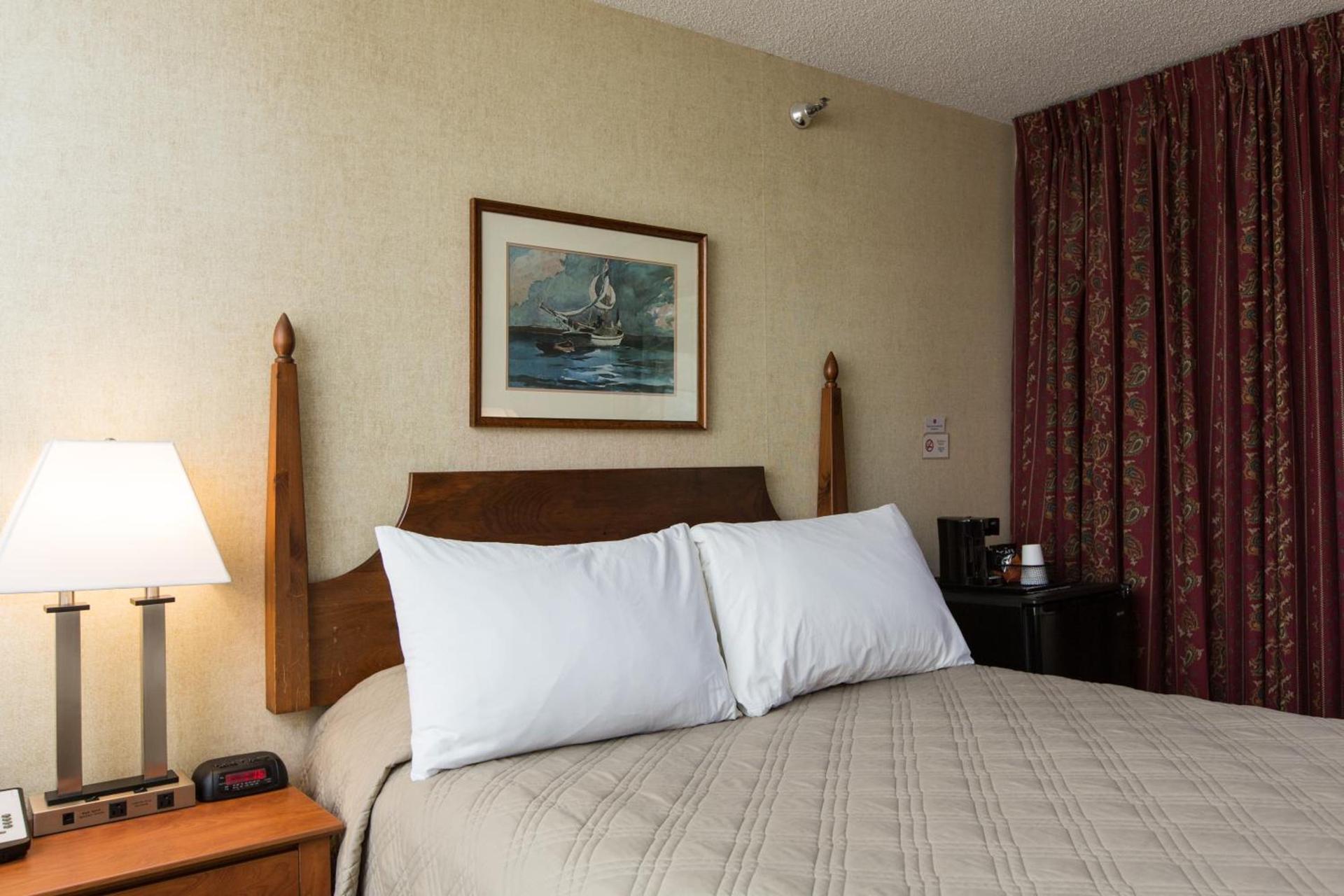 Commodores Inn photo 49